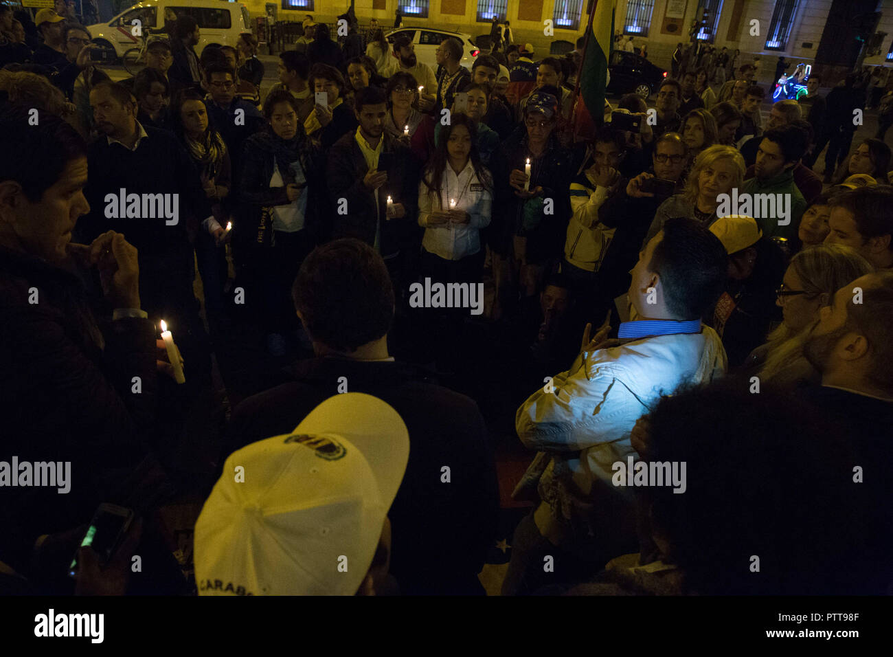 Madrid, Spanien. 10 Okt, 2018. Venezolanische werden gesehen, halten Sie Kerzen Tribut an Fernando AlbÃ¡n während der gebetswache zu bezahlen. Vigil von Stadtrat Fernando AlbÃ¡n in Madrid von Venezolaner und Gegner der Chavista System in Madrid nach seinem Tod in der Bolivarischen National Intelligence Service in Caracas, während er für den angeblichen Verbrechen der angreifenden Präsident Nicolas Maduro festgehalten wird. Credit: Lito Lizana/SOPA Images/ZUMA Draht/Alamy leben Nachrichten Stockfoto