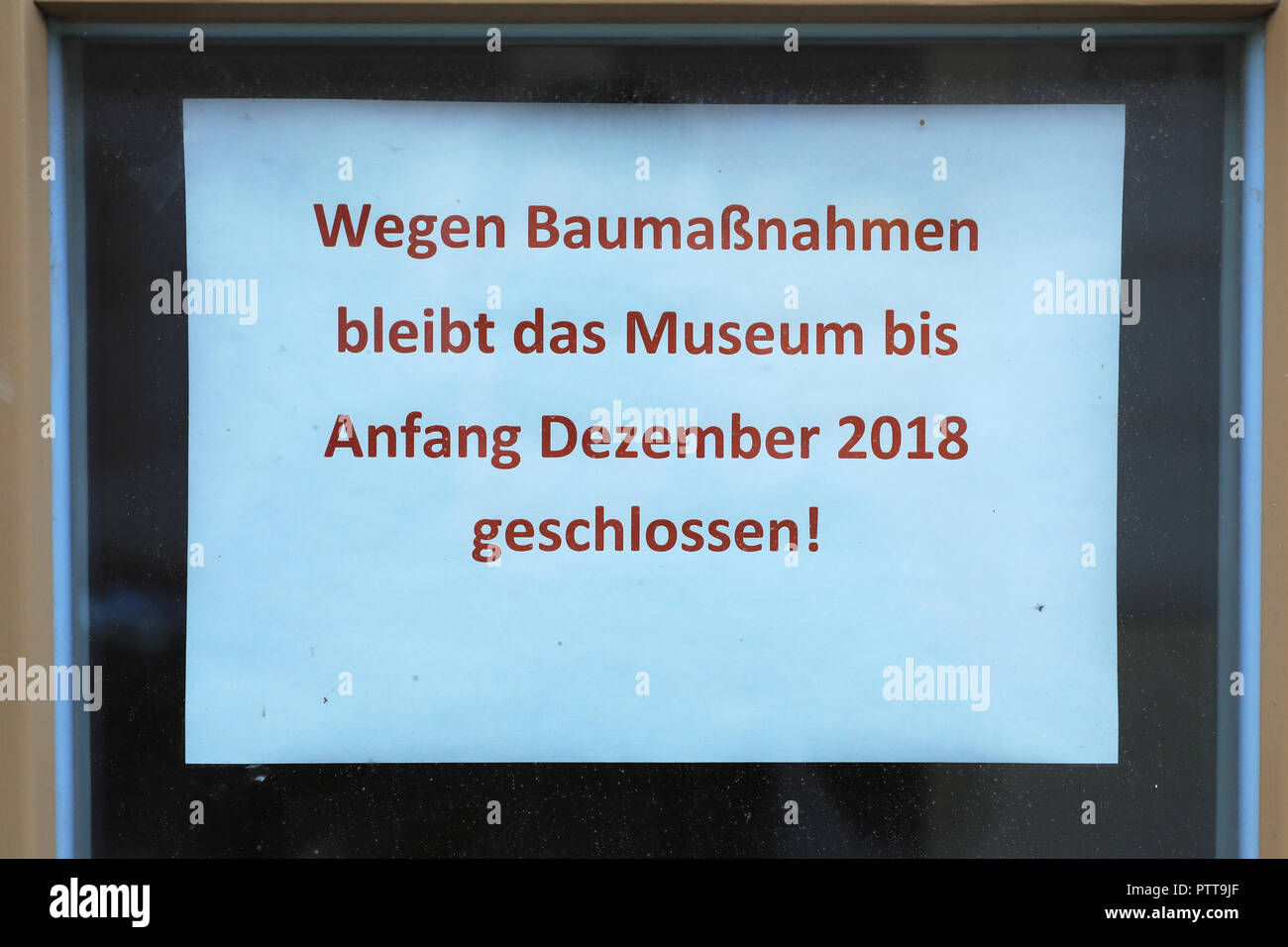 07 Oktober 2018, Sachsen-Anhalt, Stendal: Das Schild mit Verweis auf die laufenden Bauarbeiten und der damit verbundenen Schließung am Eingang des Winckelmann Museum in der Hansestadt Stendal. Tatsächlich, das Museum in Stendal sollte renoviert wurden schon vor langer Zeit - schließlich ist der 250. Jahrestag des Todes der Archäologe wird im Jahr 2018 gefeiert werden. Das Museum hat seit Juni 2017 renoviert. Die Ausstellungen befassen sich mit dem Leben und Werk des Gelehrten und Archäologen Johann Joachim Winckelmann (1717 - 1768), der in Stendal geboren wurde. (Dpa tendal argumentiert über weitere hinzufügen Stockfoto