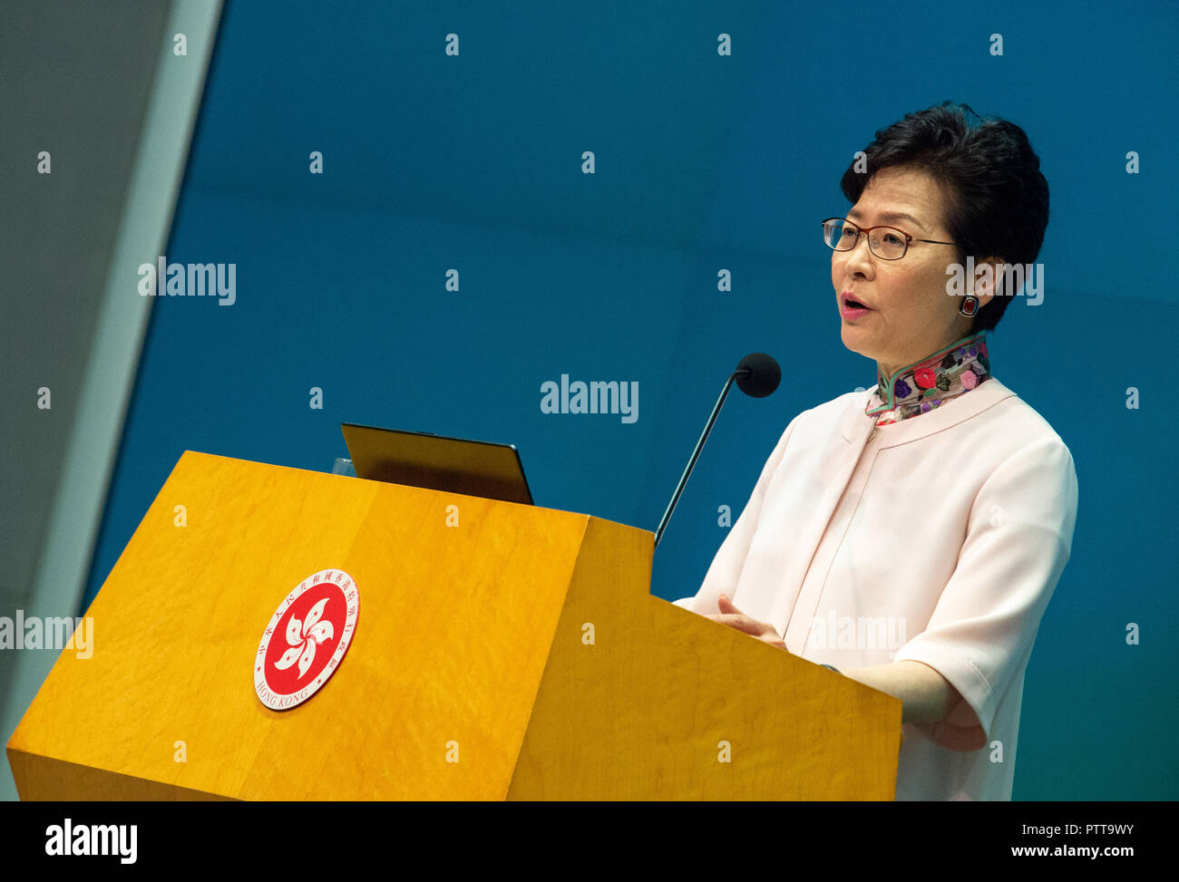 Hongkong, China. 10.Oktober 2018. Carrie Lam kündigt ein Verbot von e-Zigaretten und künftiger Variationen der e-Zigarette in den staatlichen Ämtern Tamar Hong Kong am 10. Oktober 2018. Hong Kong chief Executive, Carrie Lam, Adressen eine Pressekonferenz im Anschluss an die Lieferung der Hauptgeschäftsführer 2018 Politik Adresse. Jayne Russell/Alamy leben Nachrichten Stockfoto