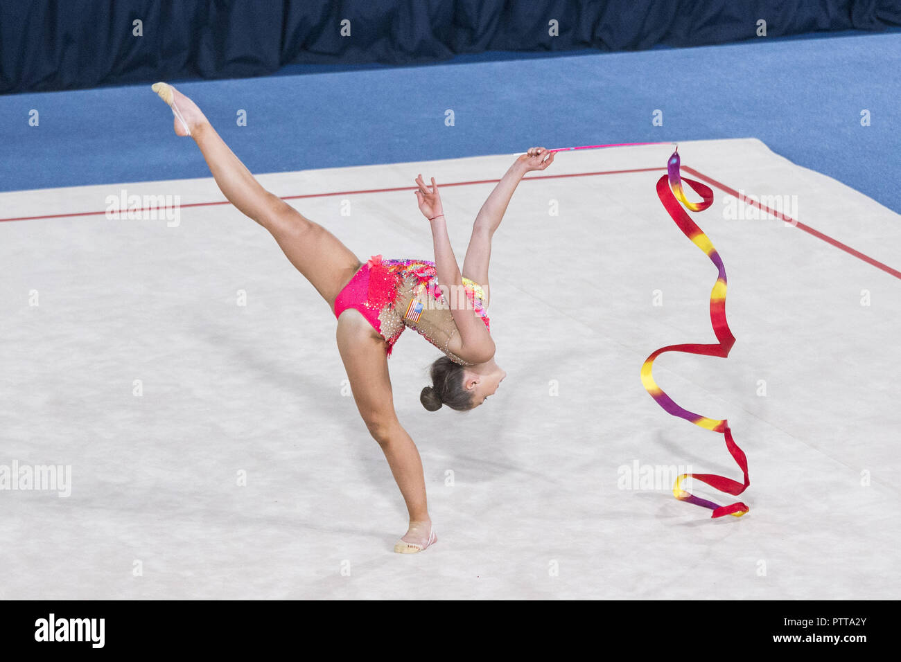 Stadt Buenos Aires, Buenos Aires, Argentinien. 10 Okt, 2018. SPORT. Stadt Buenos Aires, Argentinien. 2018, Oktober 10.- ELIZABETH KAPITONOVA der USA konkurriert in Rhythmische Gymnastik Band in Multidiscipline Team Event an Tag vier von Buenos Aires 2018 Youth Olympic Games Youth Olympic Park am 10. Oktober 2018 in Buenos Aires, Argentinien. Credit: Julieta Ferrario/ZUMA Draht/Alamy leben Nachrichten Stockfoto