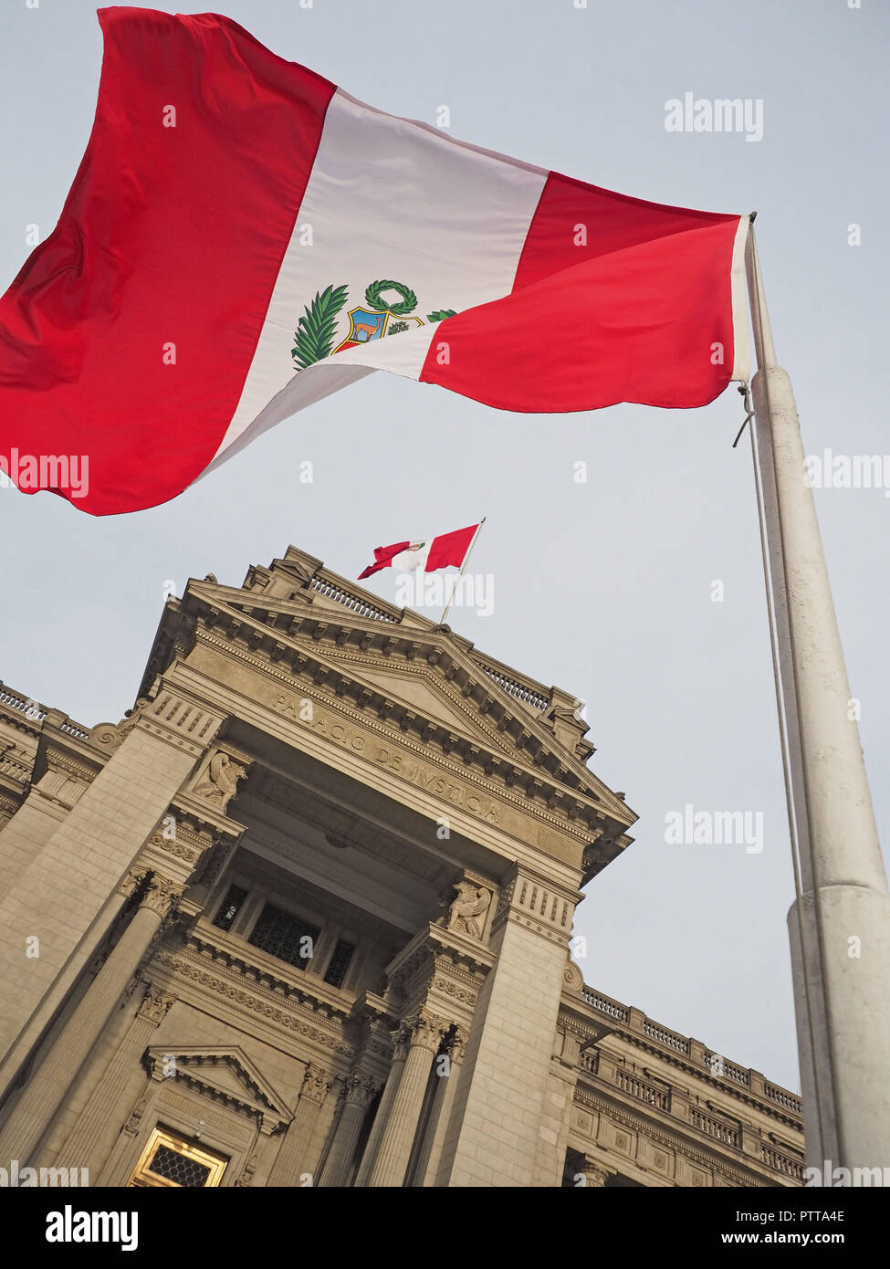 Lima, Peru. 10.Oktober 2018. Peruanische Fahne winken auf der Fassade der Peruanischen Palast der Justiz während Keiko Fujimori inhaftiert ist. Fujimori, der Führer der Opposition in Peru, wurde heute wegen angeblicher Straftaten der Geldwäsche Credit inhaftiert: Fotoholica Presse Agentur/Alamy leben Nachrichten Stockfoto