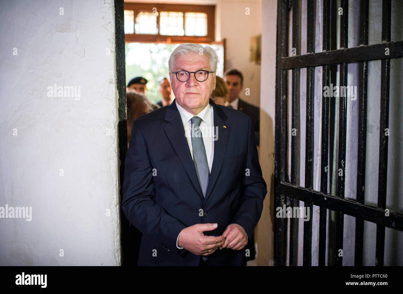 Athen, Griechenland. 11 Okt, 2018. Präsident Frank-Walter Steinmeier und seine Frau Elke Büdenbender (halb verdeckt) Besuch des ehemaligen Kz Chaidari westlich von Athen. Präsident Steinmeier und seine Frau sind auf einer dreitägigen Staatsbesuch in Griechenland. Quelle: Bernd von Jutrczenka/dpa/Alamy leben Nachrichten Stockfoto