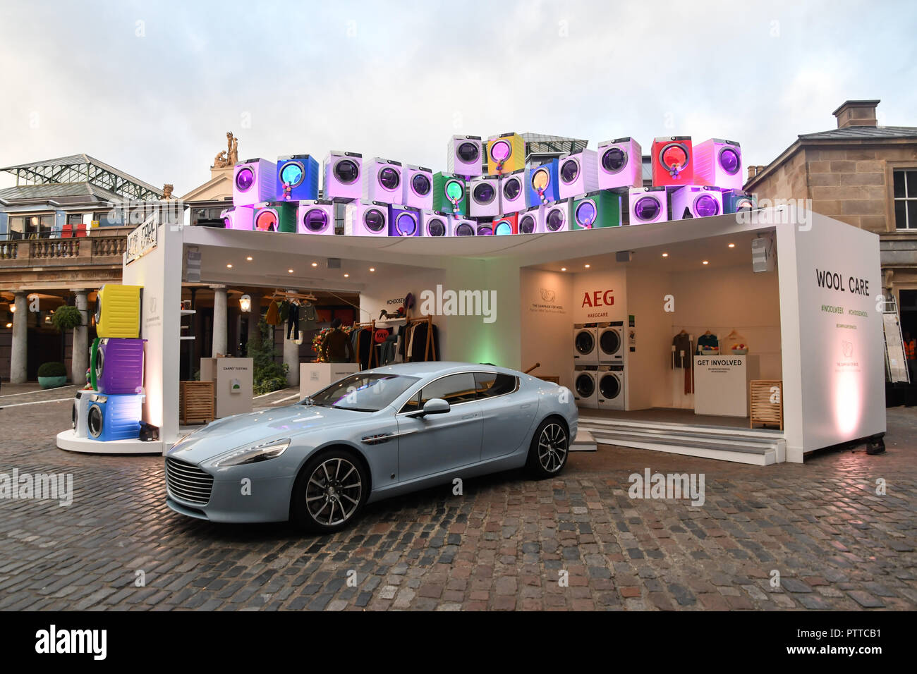 London, Großbritannien. 11. Okt 2018. Jeremy Hackett startet Wolle Woche 2018 durch Enthüllung Wolle Pflege Installation im Herzen von Covent Garden Piazza, London, UK. 11. Oktober 2018. Bild Capital/Alamy leben Nachrichten Stockfoto