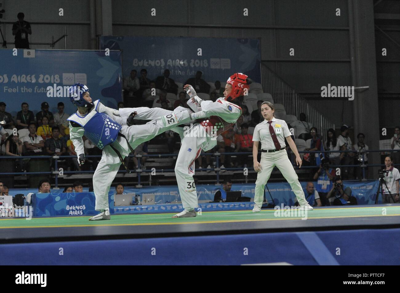 Oktober 8, 2018 - Buenos Aires, Buenos Aires, Argentinien - AALIYAH POWELL Großbritannien und YEJI LEE aus Südkorea konkurrieren während der Frauen Takewondo-49 Kg Viertelfinale am 2. Tag der Buenos Aires 2018 Jugend Olympische Spiele Bei den Olympischen Park. (Bild: © patricio Murphy/ZUMA Draht) Stockfoto