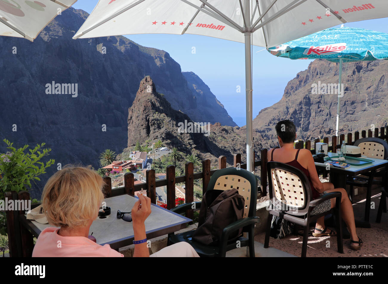 Ein beliebtes Ziel im Nordwesten der Kanarischen Insel Teneriffa ist das kleine Bergdorf Masca (650 Meter über dem Meeresspiegel) mit der malerischen Masca Schlucht, am 22.09.2018. Wanderungen durch die Schlucht zum Meer hinunter (ca. 6 Stunden hin und zurück) sind nicht möglich seit Anfang 2018 aus Sicherheitsgründen. Die Anlage der bekannten Wanderweg sollte nicht vor 2019 abgeschlossen sein, auch will man den Zugang zu der Schlucht im Interesse des Umweltschutzes zu liwithieren. Die Landflucht der Jungen hier Led für 20 Jahre auf den Niedergang der Landwirtschaft und der Stockfoto
