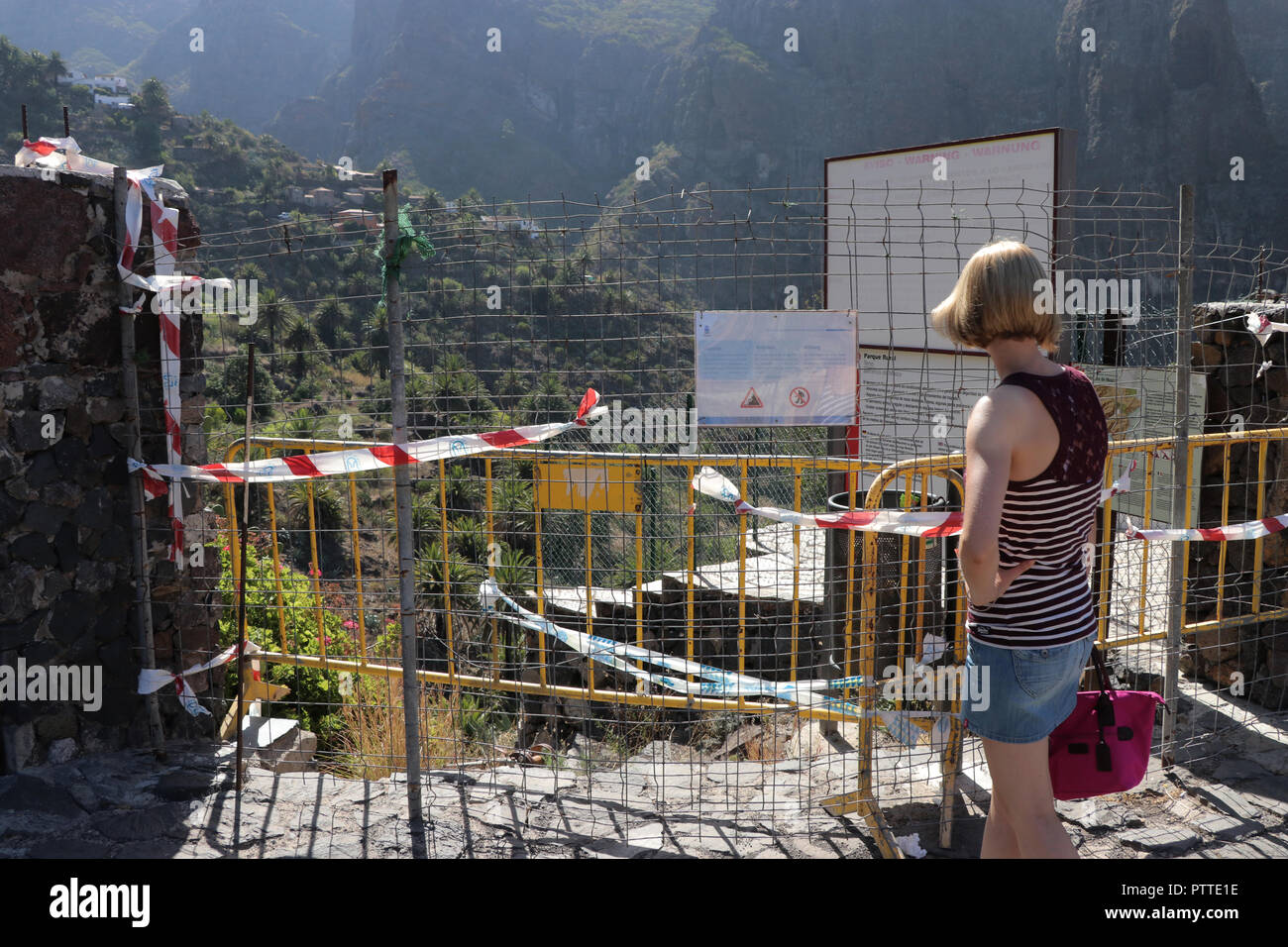 Ein beliebtes Ziel im Nordwesten der Kanarischen Insel Teneriffa ist das kleine Bergdorf Masca (650 Meter über dem Meeresspiegel) mit der malerischen Masca Schlucht, deren Zugang aus Sicherheitsgründen seit Anfang 2018, aufgenommen am 22.09 gesperrt wurde. 2018. Die Anlage und die Sanierung des bekannten Wanderweg sollte nicht vor 2019 abgeschlossen sein, auch will man den Zugang zu der Schlucht im Interesse des Umweltschutzes zu liwithieren. Die Landflucht der Jugend führte in Masca der Niedergang der Landwirtschaft und der Alterung der Bevölkerung. | Verwendung weltweit Stockfoto