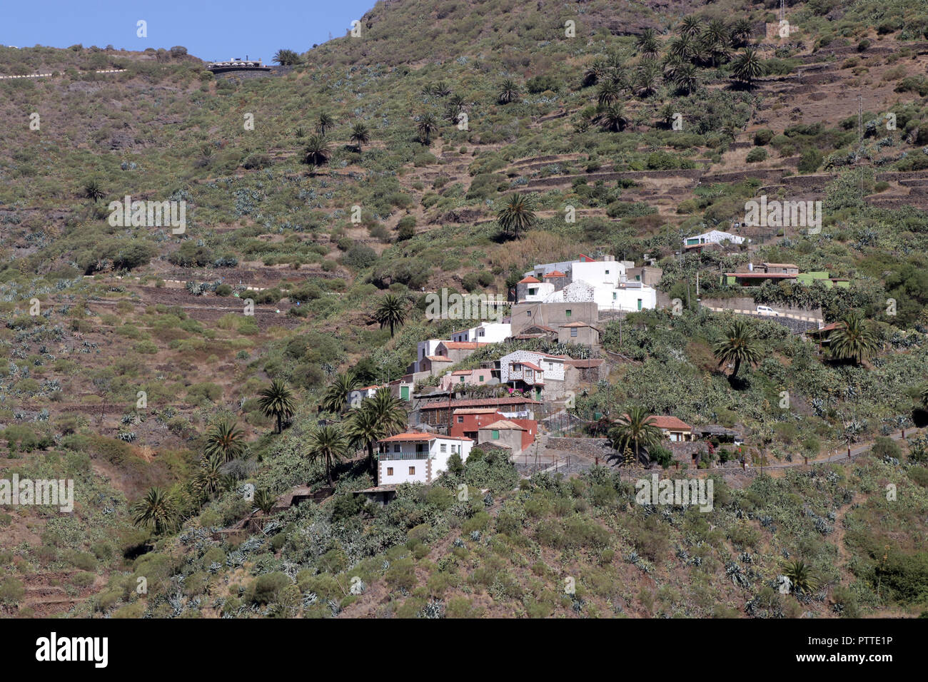 Ein beliebtes Ziel im Nordwesten der Kanarischen Insel Teneriffa ist das kleine Bergdorf Masca (650 Meter über dem Meeresspiegel) mit der malerischen Masca Schlucht, am 22.09.2018. Wanderungen durch die Schlucht zum Meer hinunter (ca. 6 Stunden hin und zurück) sind nicht möglich seit Anfang 2018 aus Sicherheitsgründen. Die Anlage der bekannten Wanderweg sollte nicht vor 2019 abgeschlossen sein, auch will man den Zugang zu der Schlucht im Interesse des Umweltschutzes zu liwithieren. Die Landflucht der Jungen hier Led für 20 Jahre auf den Niedergang der Landwirtschaft und der Stockfoto