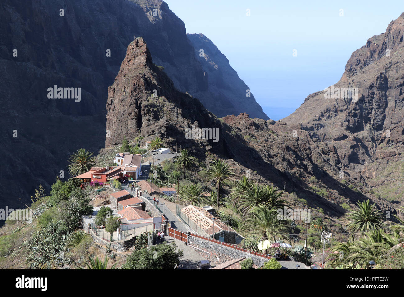 Ein beliebtes Ziel im Nordwesten der Kanarischen Insel Teneriffa ist das kleine Bergdorf Masca (650 Meter über dem Meeresspiegel) mit der malerischen Masca Schlucht, am 22.09.2018. Wanderungen durch die Schlucht zum Meer hinunter (ca. 6 Stunden hin und zurück) sind nicht möglich seit Anfang 2018 aus Sicherheitsgründen. Die Anlage der bekannten Wanderweg sollte nicht vor 2019 abgeschlossen sein, auch will man den Zugang zu der Schlucht im Interesse des Umweltschutzes zu liwithieren. Die Landflucht der Jungen hier Led für 20 Jahre auf den Niedergang der Landwirtschaft und der Stockfoto