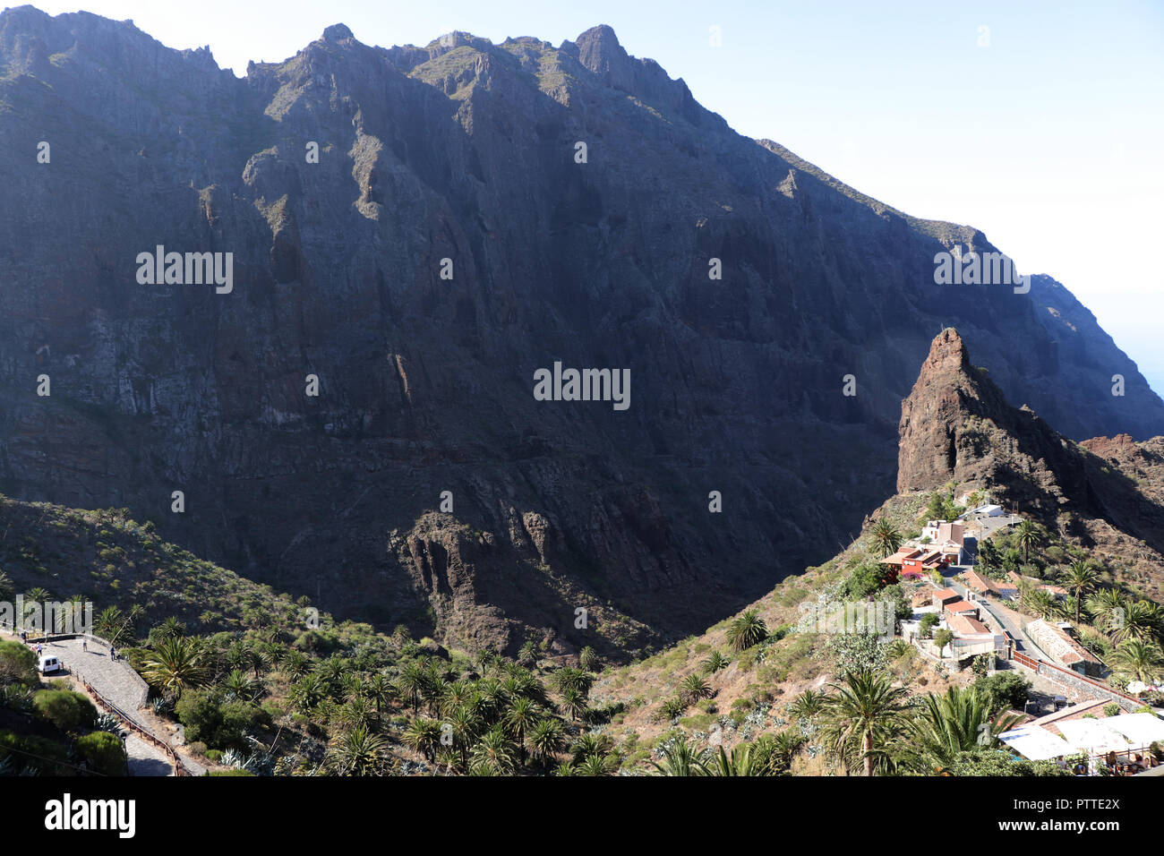 Ein beliebtes Ziel im Nordwesten der Kanarischen Insel Teneriffa ist das kleine Bergdorf Masca (650 Meter über dem Meeresspiegel) mit der malerischen Masca Schlucht, am 22.09.2018. Wanderungen durch die Schlucht zum Meer hinunter (ca. 6 Stunden hin und zurück) sind nicht möglich seit Anfang 2018 aus Sicherheitsgründen. Die Anlage der bekannten Wanderweg sollte nicht vor 2019 abgeschlossen sein, auch will man den Zugang zu der Schlucht im Interesse des Umweltschutzes zu liwithieren. Die Landflucht der Jungen hier Led für 20 Jahre auf den Niedergang der Landwirtschaft und der Stockfoto