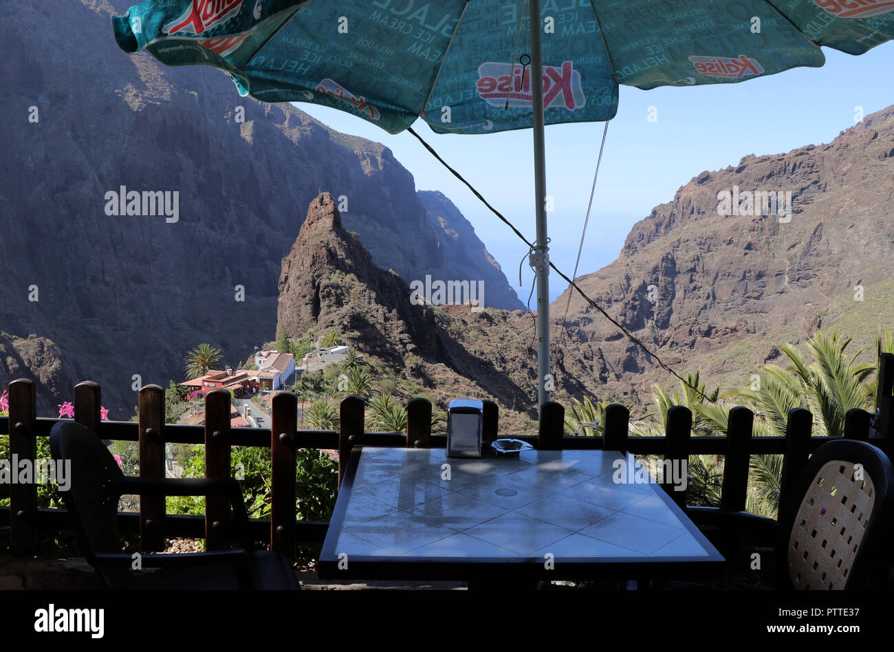 Ein beliebtes Ziel im Nordwesten der Kanarischen Insel Teneriffa ist das kleine Bergdorf Masca (650 Meter über dem Meeresspiegel) mit der malerischen Masca Schlucht, am 22.09.2018. Wanderungen durch die Schlucht zum Meer hinunter (ca. 6 Stunden hin und zurück) sind nicht möglich seit Anfang 2018 aus Sicherheitsgründen. Die Anlage der bekannten Wanderweg sollte nicht vor 2019 abgeschlossen sein, auch will man den Zugang zu der Schlucht im Interesse des Umweltschutzes zu liwithieren. Die Landflucht der Jungen hier Led für 20 Jahre auf den Niedergang der Landwirtschaft und der Stockfoto