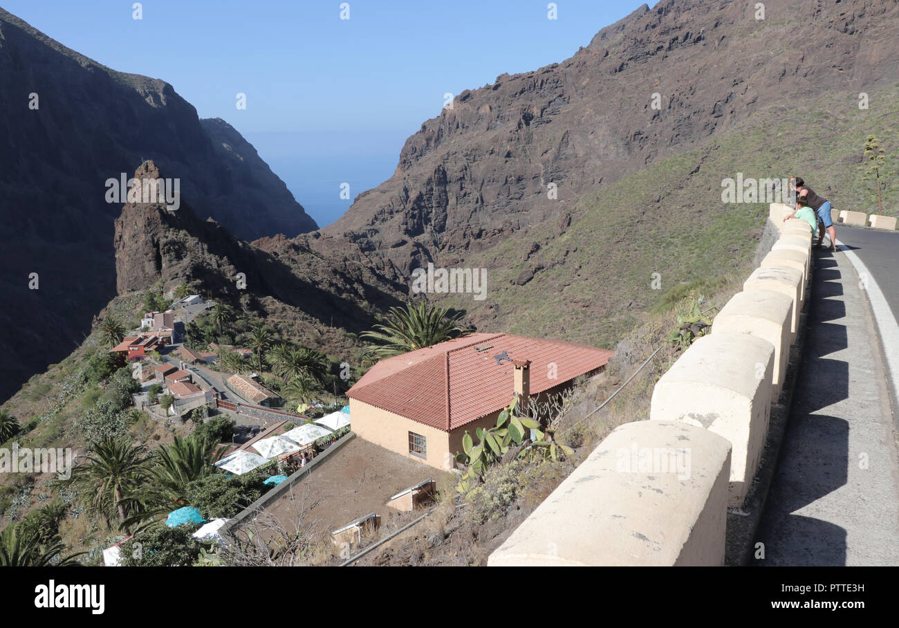 Ein beliebtes Ziel im Nordwesten der Kanarischen Insel Teneriffa ist das kleine Bergdorf Masca (650 Meter über dem Meeresspiegel) mit der malerischen Masca Schlucht, am 22.09.2018. Wanderungen durch die Schlucht zum Meer hinunter (ca. 6 Stunden hin und zurück) sind nicht möglich seit Anfang 2018 aus Sicherheitsgründen. Die Anlage der bekannten Wanderweg sollte nicht vor 2019 abgeschlossen sein, auch will man den Zugang zu der Schlucht im Interesse des Umweltschutzes zu liwithieren. Die Landflucht der Jungen hier Led für 20 Jahre auf den Niedergang der Landwirtschaft und der Stockfoto