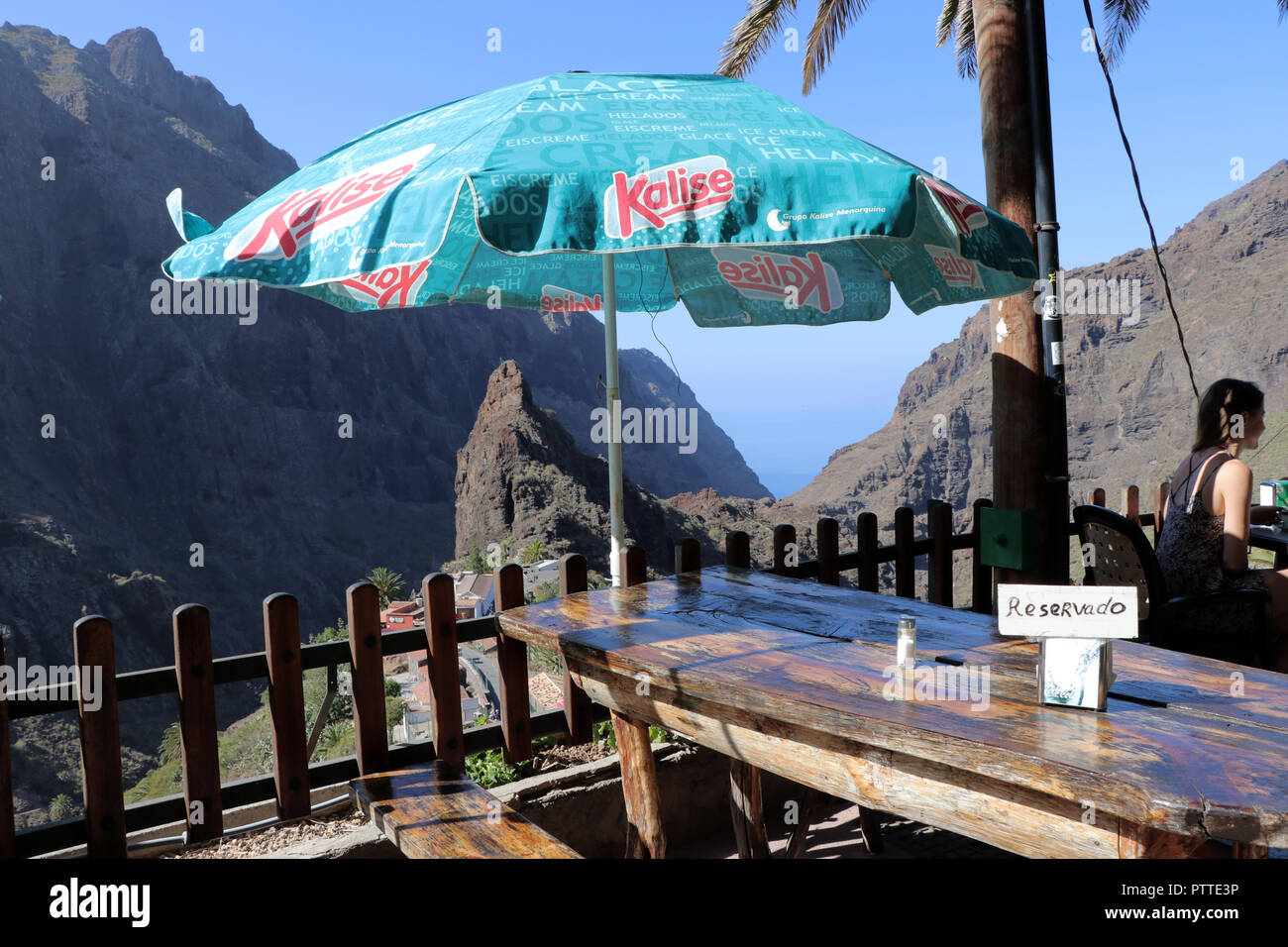 Ein beliebtes Ziel im Nordwesten der Kanarischen Insel Teneriffa ist das kleine Bergdorf Masca (650 Meter über dem Meeresspiegel) mit der malerischen Masca Schlucht, am 22.09.2018. Wanderungen durch die Schlucht zum Meer hinunter (ca. 6 Stunden hin und zurück) sind nicht möglich seit Anfang 2018 aus Sicherheitsgründen. Die Anlage der bekannten Wanderweg sollte nicht vor 2019 abgeschlossen sein, auch will man den Zugang zu der Schlucht im Interesse des Umweltschutzes zu liwithieren. Die Landflucht der Jungen hier Led für 20 Jahre auf den Niedergang der Landwirtschaft und der Stockfoto