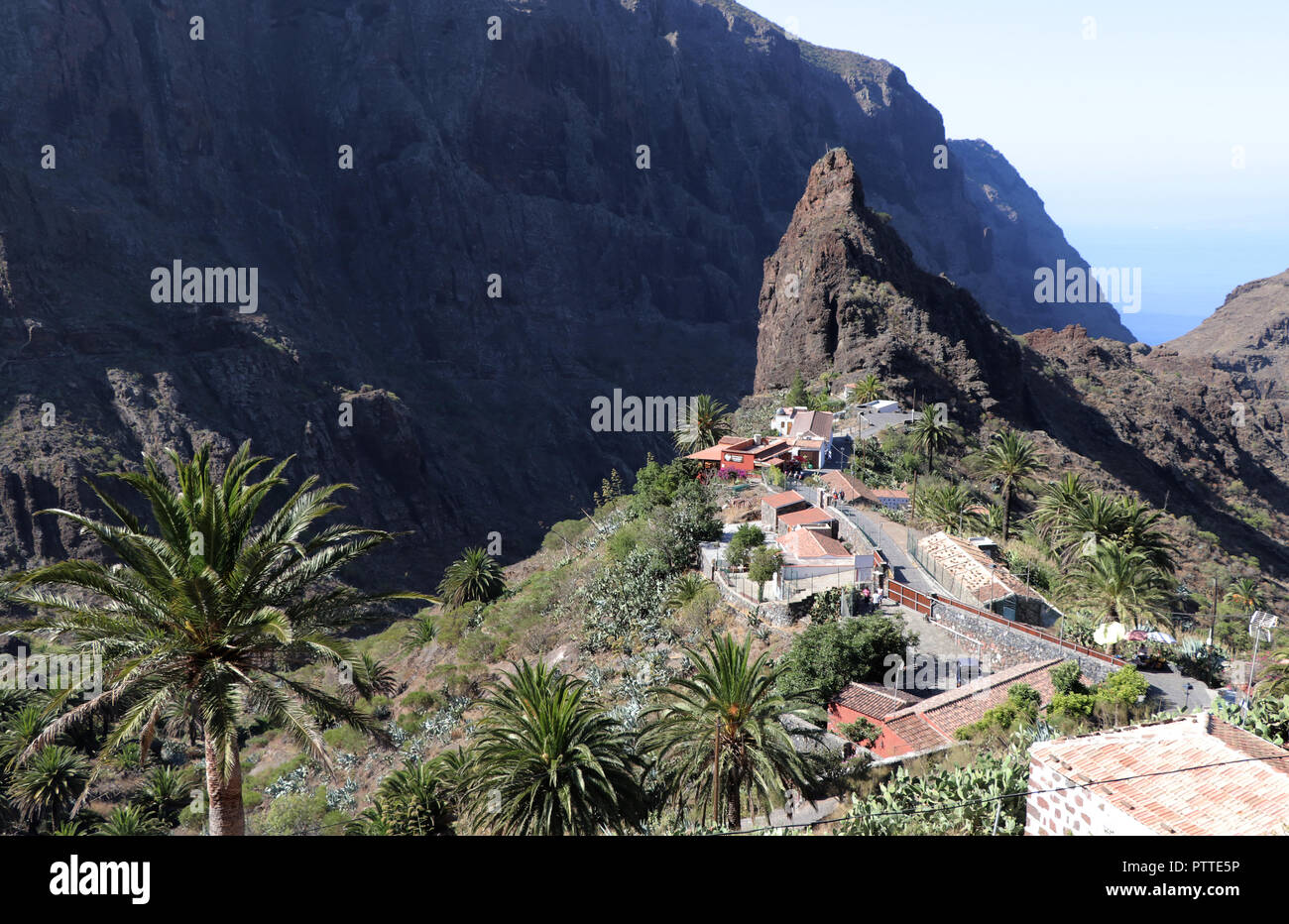 Ein beliebtes Ziel im Nordwesten der Kanarischen Insel Teneriffa ist das kleine Bergdorf Masca (650 Meter über dem Meeresspiegel) mit der malerischen Masca Schlucht, am 22.09.2018. Wanderungen durch die Schlucht zum Meer hinunter (ca. 6 Stunden hin und zurück) sind nicht möglich seit Anfang 2018 aus Sicherheitsgründen. Die Anlage der bekannten Wanderweg sollte nicht vor 2019 abgeschlossen sein, auch will man den Zugang zu der Schlucht im Interesse des Umweltschutzes zu liwithieren. Die Landflucht der Jungen hier Led für 20 Jahre auf den Niedergang der Landwirtschaft und der Stockfoto