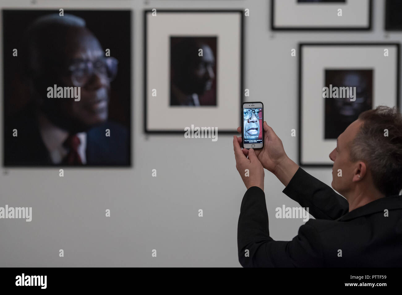 London, Großbritannien. 10. Oktober, 2018. Mithilfe des App, in der Sie sehen können, die Personen Interview an Ihrem Portrait hingewiesen - Schwarz ist das neue Schwarz: Porträts von Simon Friedrich in der National Portrait Gallery, London, größte Akquisition der Galerie Porträts von afro-karibischen (auf Anzeige bis 27. Januar 2019). Credit: Guy Bell/Alamy leben Nachrichten Stockfoto