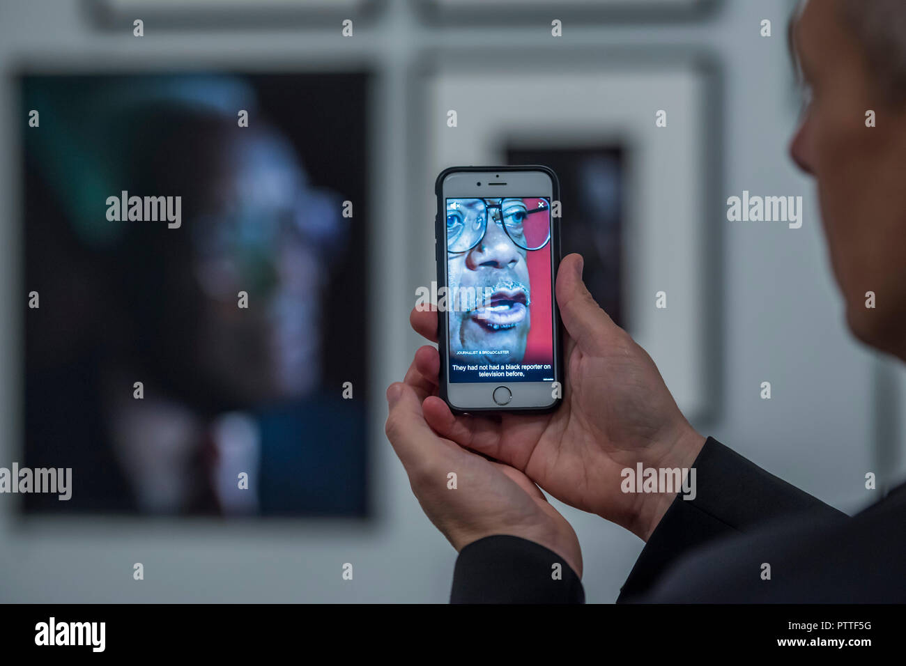 London, Großbritannien. 10. Oktober, 2018. Mithilfe des App, in der Sie sehen können, die Personen Interview an Ihrem Portrait hingewiesen - Schwarz ist das neue Schwarz: Porträts von Simon Friedrich in der National Portrait Gallery, London, größte Akquisition der Galerie Porträts von afro-karibischen (auf Anzeige bis 27. Januar 2019). Credit: Guy Bell/Alamy leben Nachrichten Stockfoto