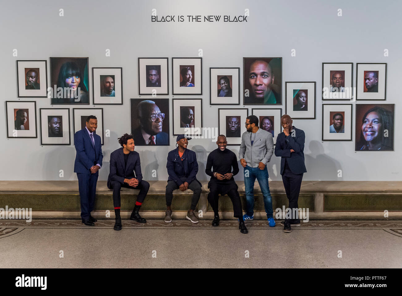 London, Großbritannien. 10. Oktober, 2018. Terry Jervis, Charlie, Casely-Hayford Shevell Dynott, Simon Friedrich (Künstler), Noel Clarke und Ekow Eshun - Schwarz ist das neue Schwarz: Porträts von Simon Friedrich in der National Portrait Gallery, London, größte Akquisition der Galerie Porträts von afro-karibischen (auf Anzeige bis 27. Januar 2019). Credit: Guy Bell/Alamy leben Nachrichten Stockfoto