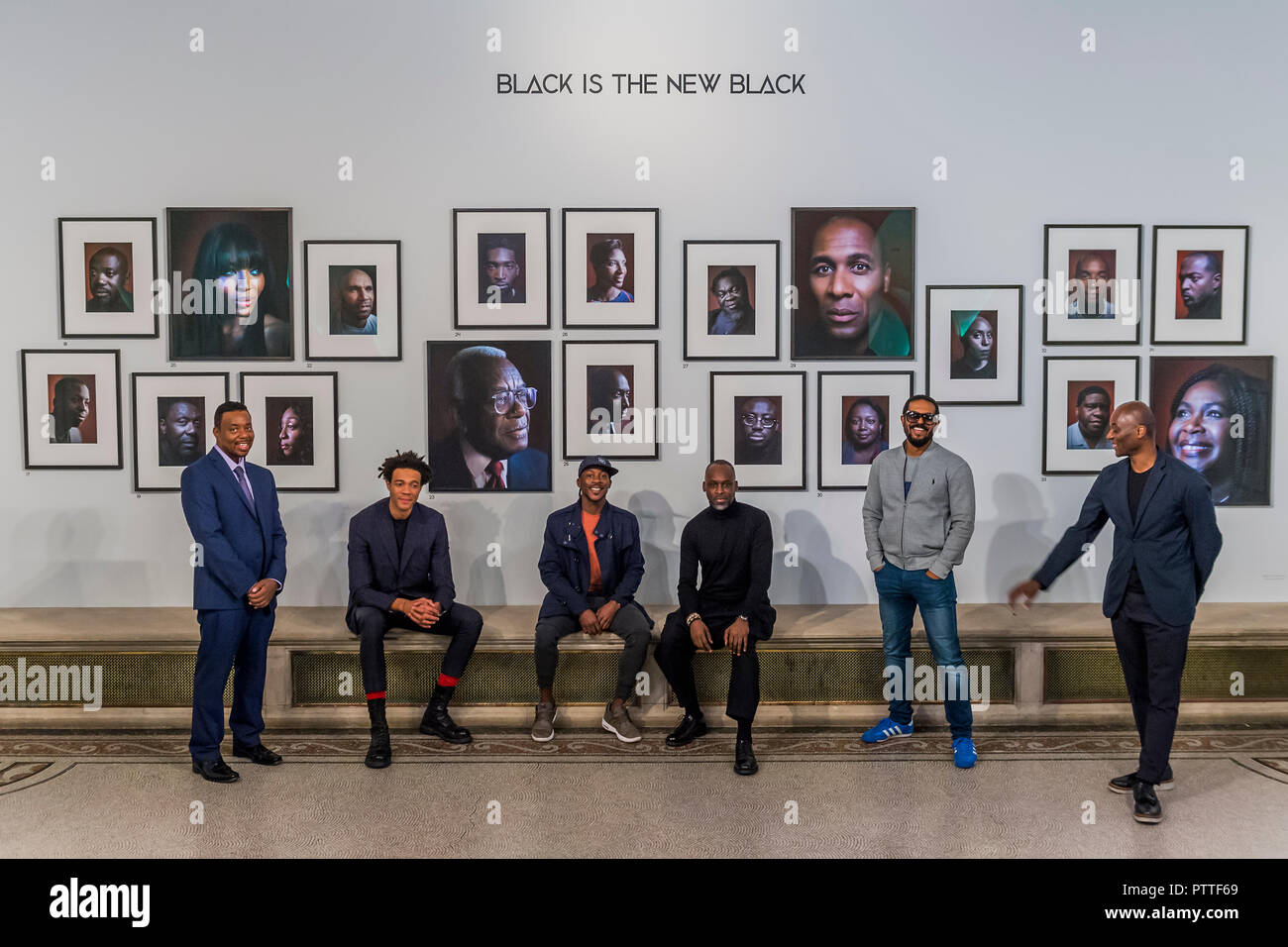 London, Großbritannien. 10. Oktober, 2018. Terry Jervis, Charlie, Casely-Hayford Shevell Dynott, Simon Friedrich (Künstler), Noel Clarke und Ekow Eshun - Schwarz ist das neue Schwarz: Porträts von Simon Friedrich in der National Portrait Gallery, London, größte Akquisition der Galerie Porträts von afro-karibischen (auf Anzeige bis 27. Januar 2019). Credit: Guy Bell/Alamy leben Nachrichten Stockfoto