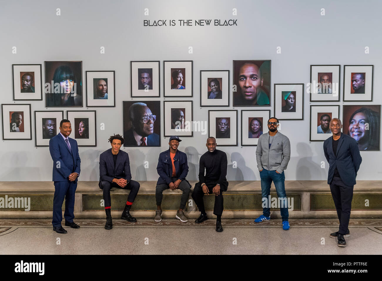 London, Großbritannien. 10. Oktober, 2018. Terry Jervis, Charlie, Casely-Hayford Shevell Dynott, Simon Friedrich (Künstler), Noel Clarke und Ekow Eshun - Schwarz ist das neue Schwarz: Porträts von Simon Friedrich in der National Portrait Gallery, London, größte Akquisition der Galerie Porträts von afro-karibischen (auf Anzeige bis 27. Januar 2019). Credit: Guy Bell/Alamy leben Nachrichten Stockfoto