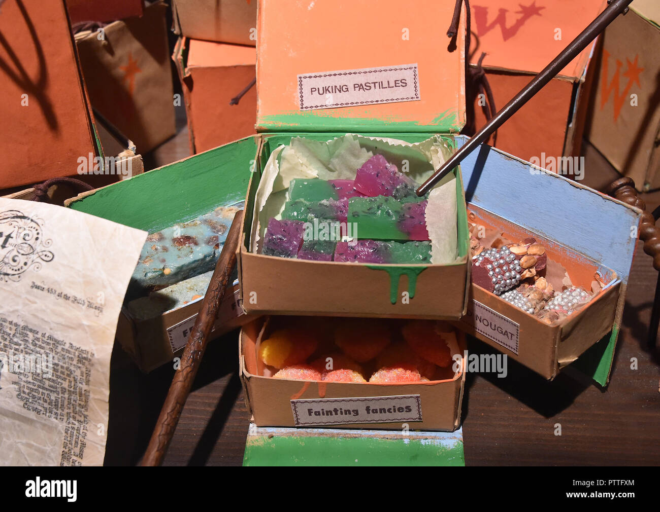 Potsdam Brandenburg 11 Okt 2018 Die Sussigkeiten Aus Den Harry Potter Filmen Kann Im Harry Potter Ausstellung Zu Sehen Die Ausstellung Die Offnet Fur Besucher Am Samstag 13 04 2018 Im Filmpark Babelsberg Zeigt Kostume Und