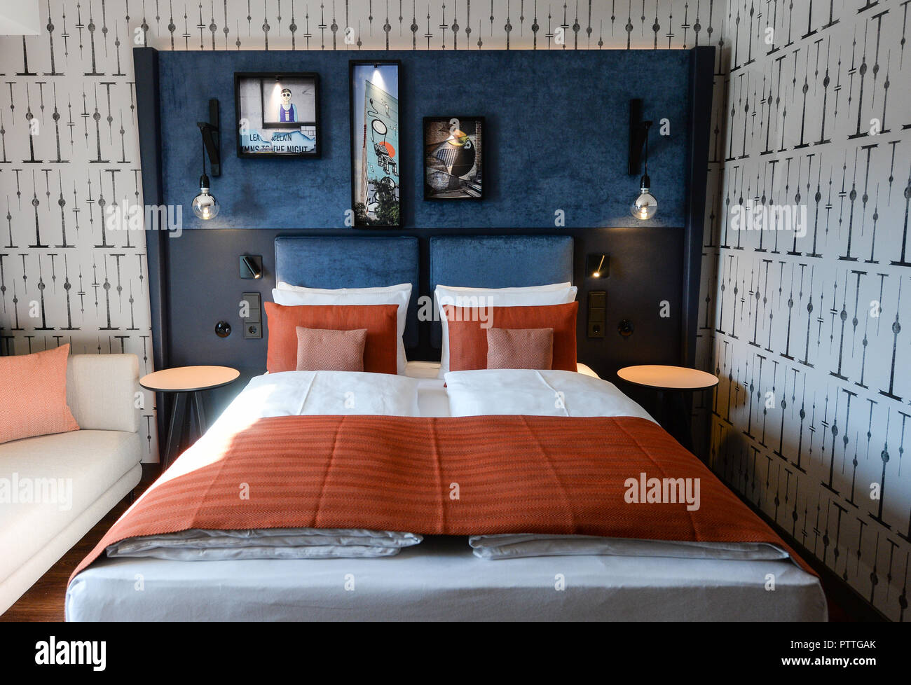 11 Oktober 2018 Berlin Blick In Ein Zimmer Der Oberen Gehobenen Hotel Indigo Berlin Bei Mercedes Platz Der Platz Ist In Der Neuen Stadt Viertel Entlang Der East Side Gallery Entfernt Die