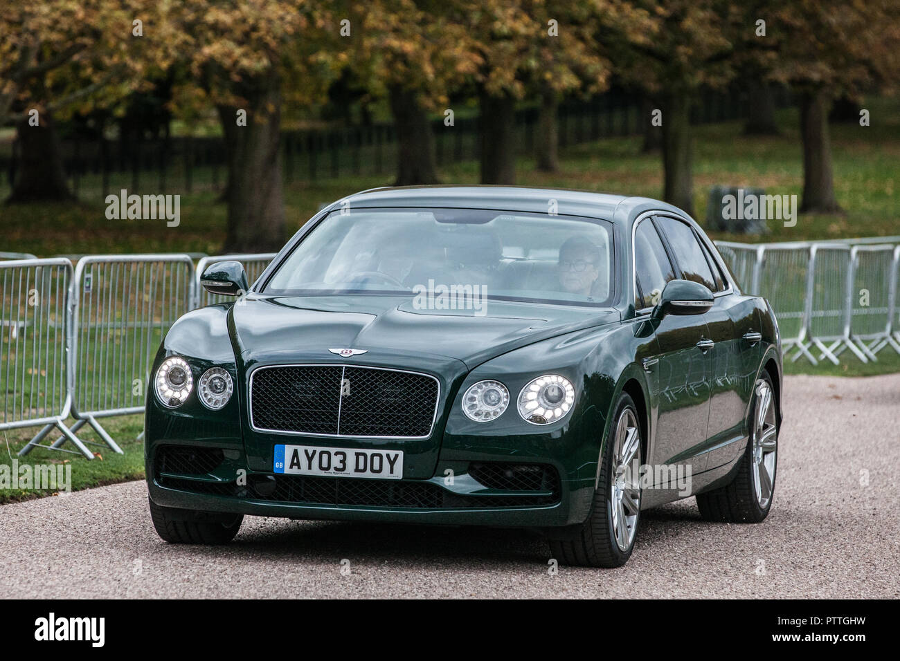 Windsor, Großbritannien. 11. Oktober, 2018. Die Herzogin von York und Prinzessin Beatrice Ankommen im Schloss Windsor am Vorabend der Hochzeit in St. George's Kapelle zwischen Prinzessin Eugenie, Enkelin der Königin und ihr Freund von rund sieben Jahren Jack Brooksbank. Credit: Mark Kerrison/Alamy leben Nachrichten Stockfoto