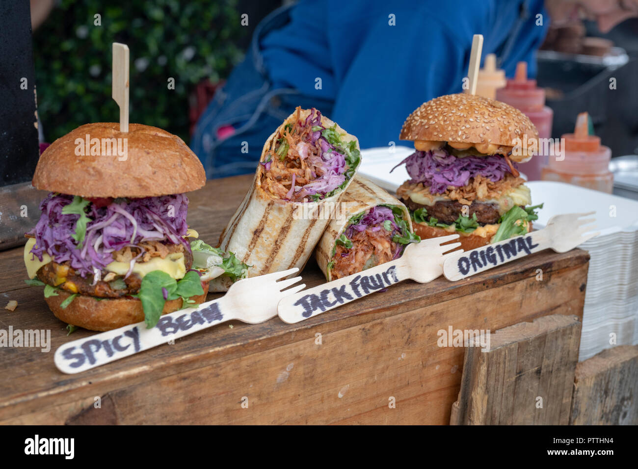 Vegetarische wraps und Burger auf einem Stand auf dem Thame Food Festival. Thame, Oxfordshire, England Stockfoto