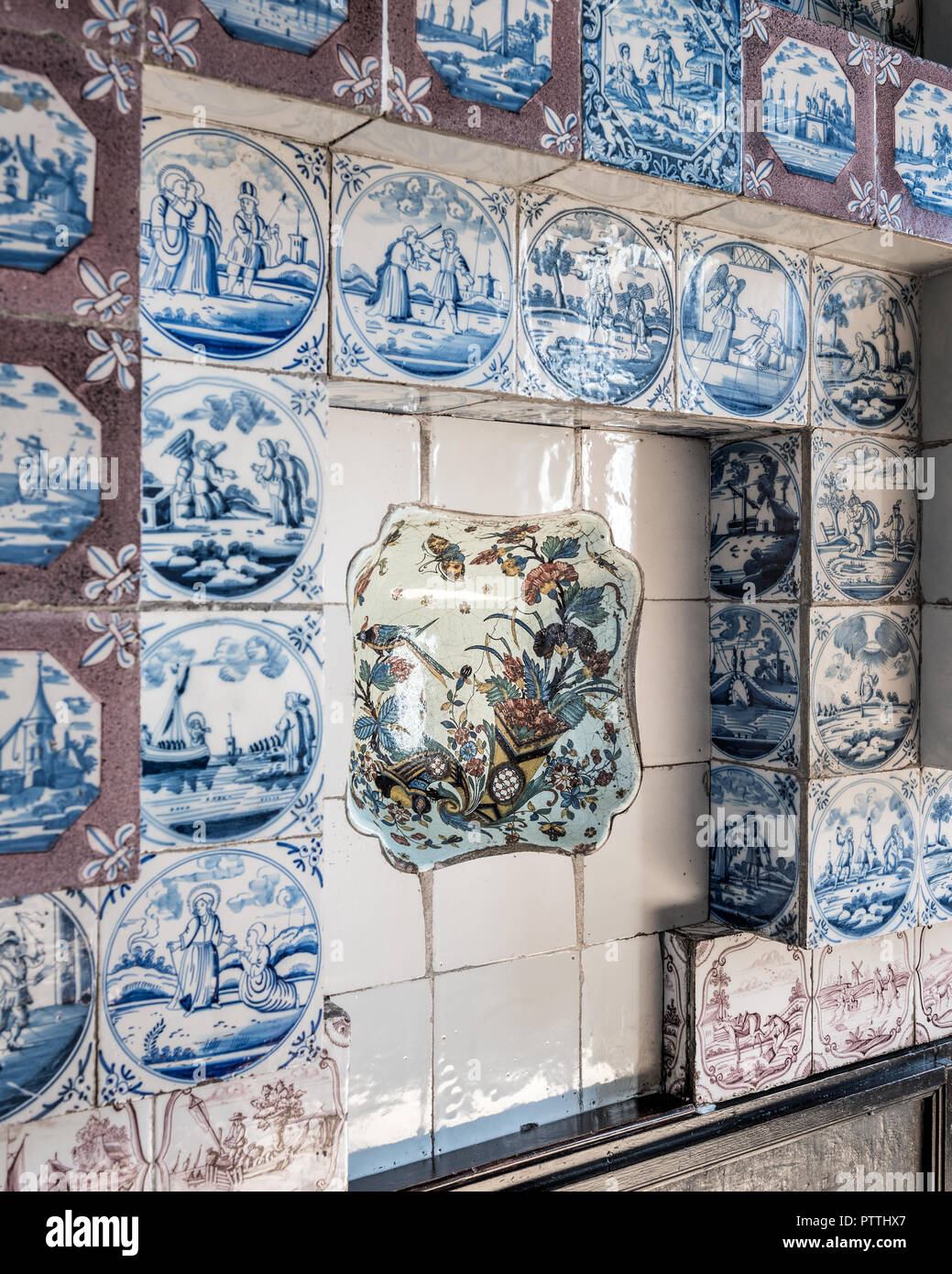 Esszimmer Wände mit Delfter Kacheln in Hauteville House gefüttert Stockfoto