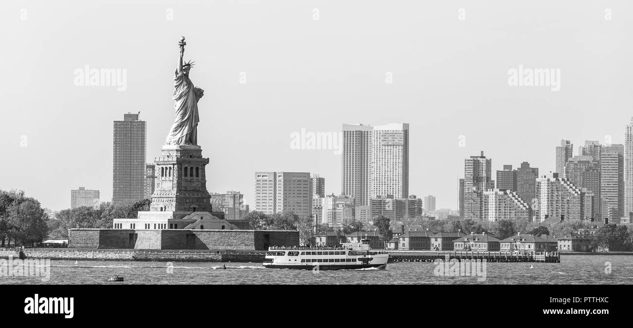 Freiheitsstatue mit Liberty State Park und Jersey City Wolkenkratzer im Hintergrund, USA Stockfoto