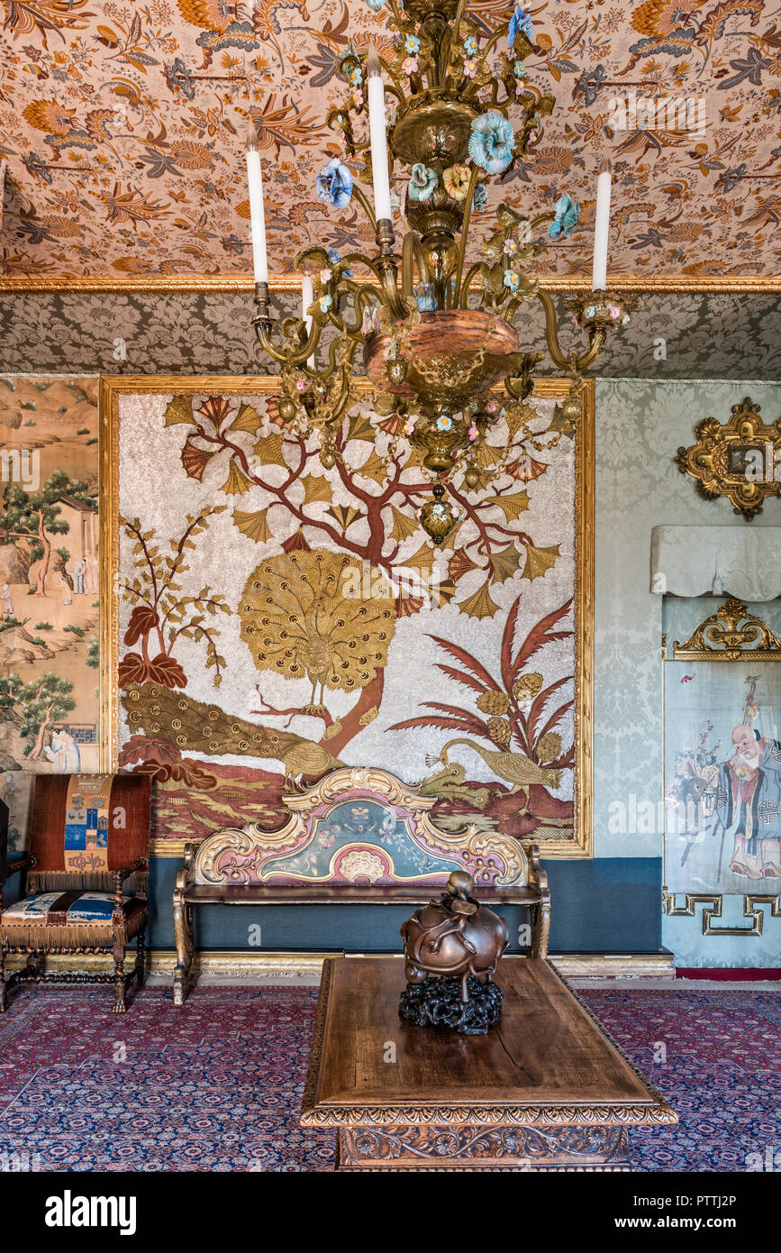 Gold bestickt Wandpaneele mit dekorativer Kronleuchter über räuchergefäß auf hölzernen Tisch in Hauteville House Stockfoto