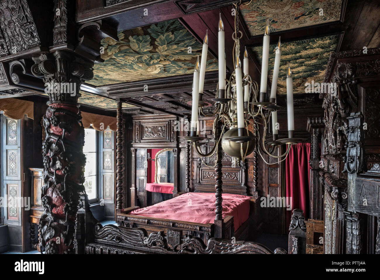 Eichenholz geschnitzte tester Bett auf den oberen Etagen von Hauteville House Stockfoto