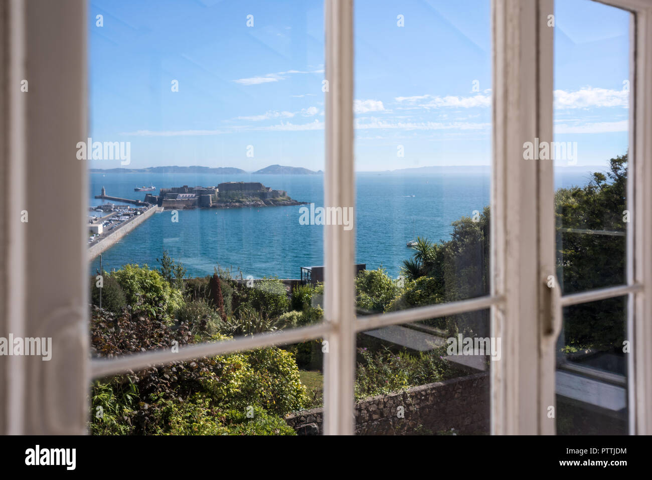 Blick auf Guernsey vom Aussichtsturm auf der oberen Etage von Hauteville House View von St Peter Port Hafen von Hauteville House Stockfoto