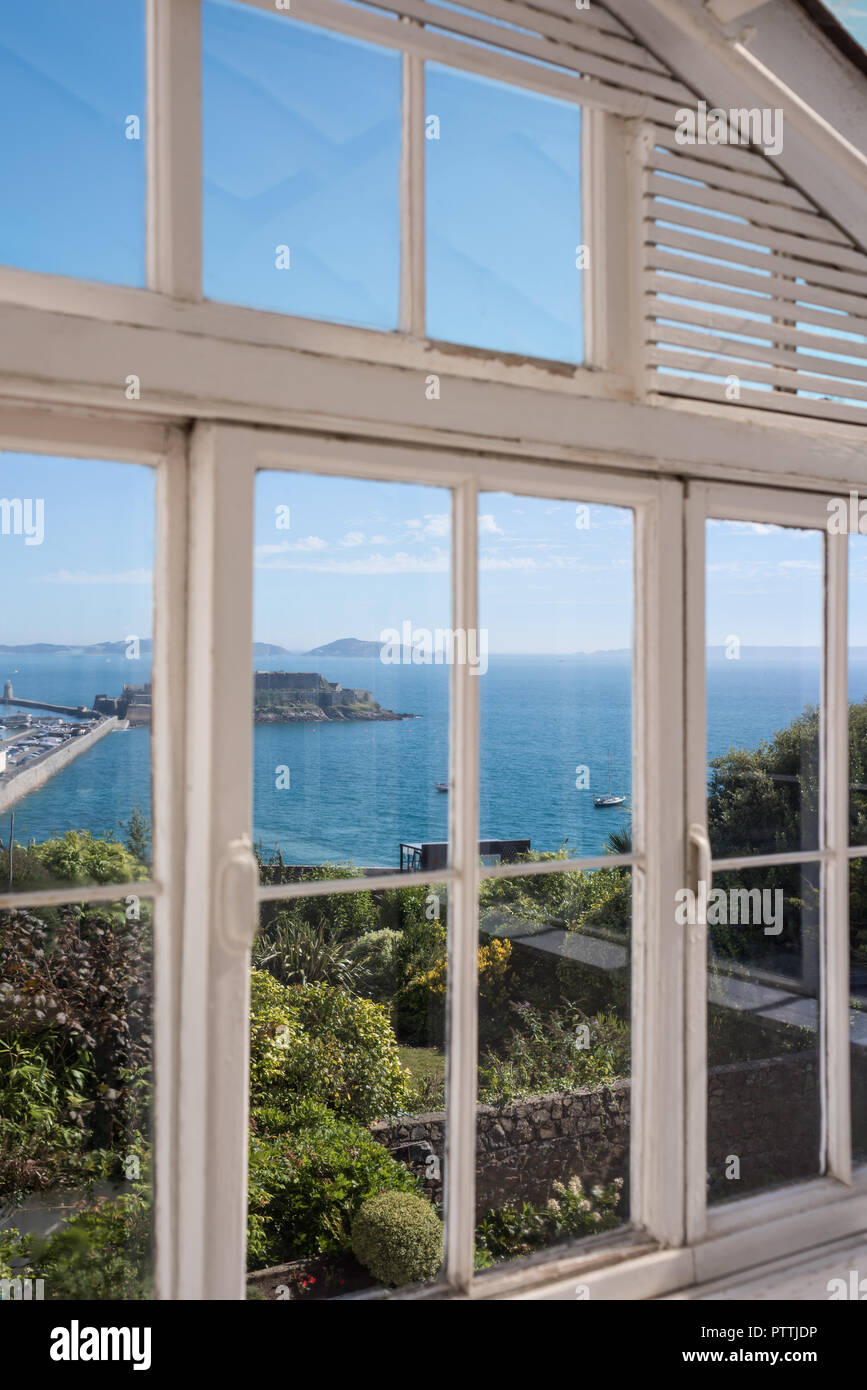 Blick auf Guernsey vom Aussichtsturm auf der oberen Etage von Hauteville House View von St Peter Port Hafen von Hauteville House Stockfoto