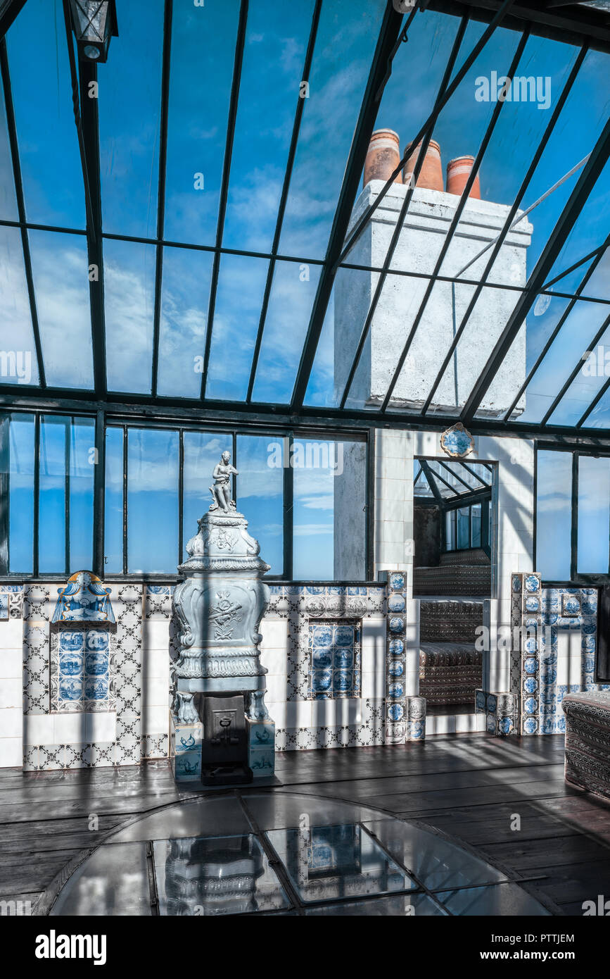 Fliesen- und verglaste Lookout auf der oberen Etage von Hauteville House Stockfoto