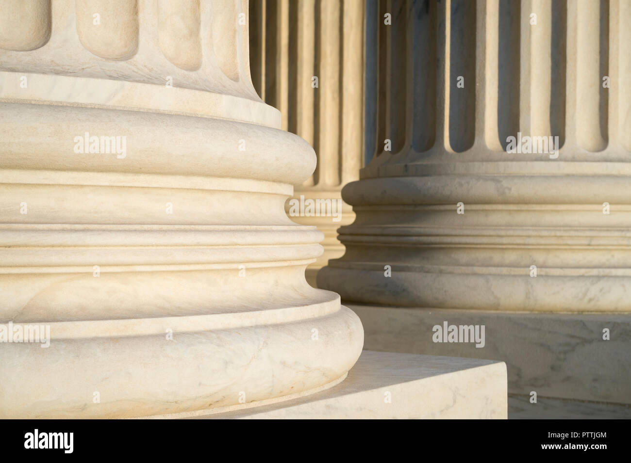 Weißer Marmor neoklassischen Säulen der Vorhalle des Obersten Gerichtshof der Vereinigten Staaten in Washington DC, USA Stockfoto