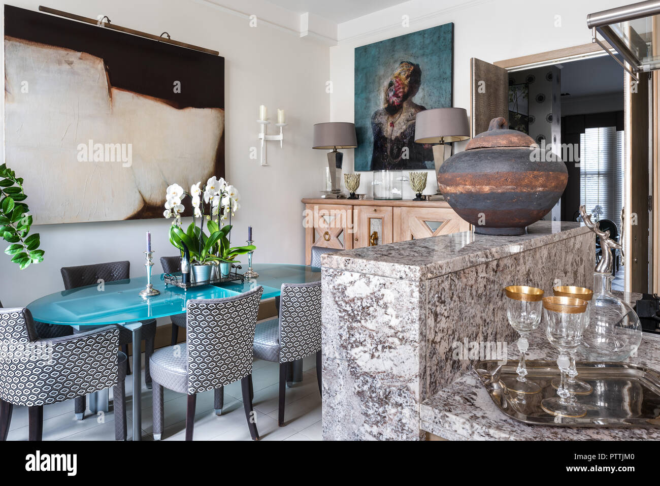 Küche und Esszimmer mit großen Kunstwerke öffnen Stockfoto