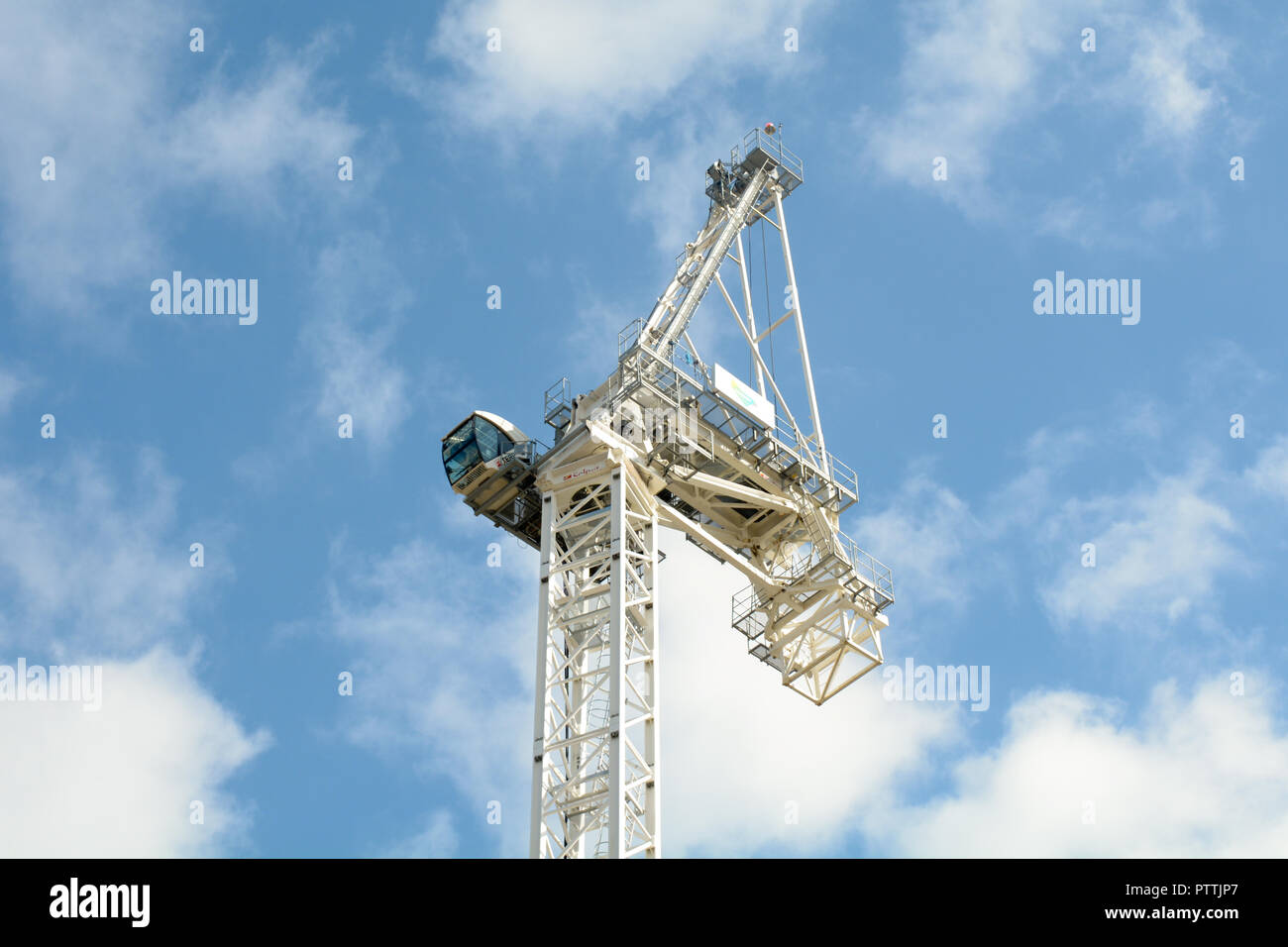 Ein Turmdrehkran fehlt der Hubarm neben St Pancras railway station - die Gegend ist in der Sanierung und Modernisierung, London, England Stockfoto