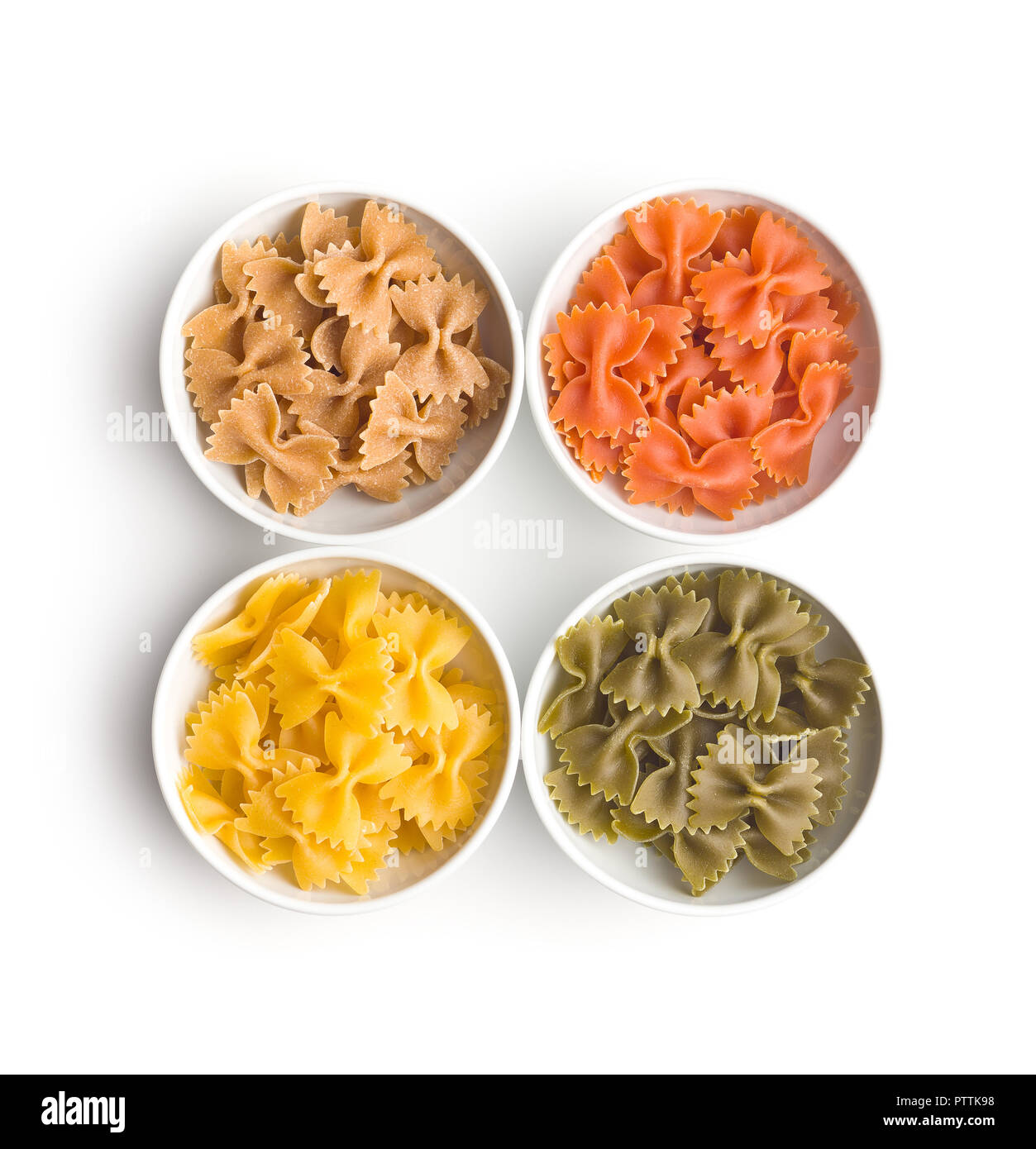 Farfalle Pasta. Bunte italienische Pasta in der Schüssel auf weißem Hintergrund. Stockfoto