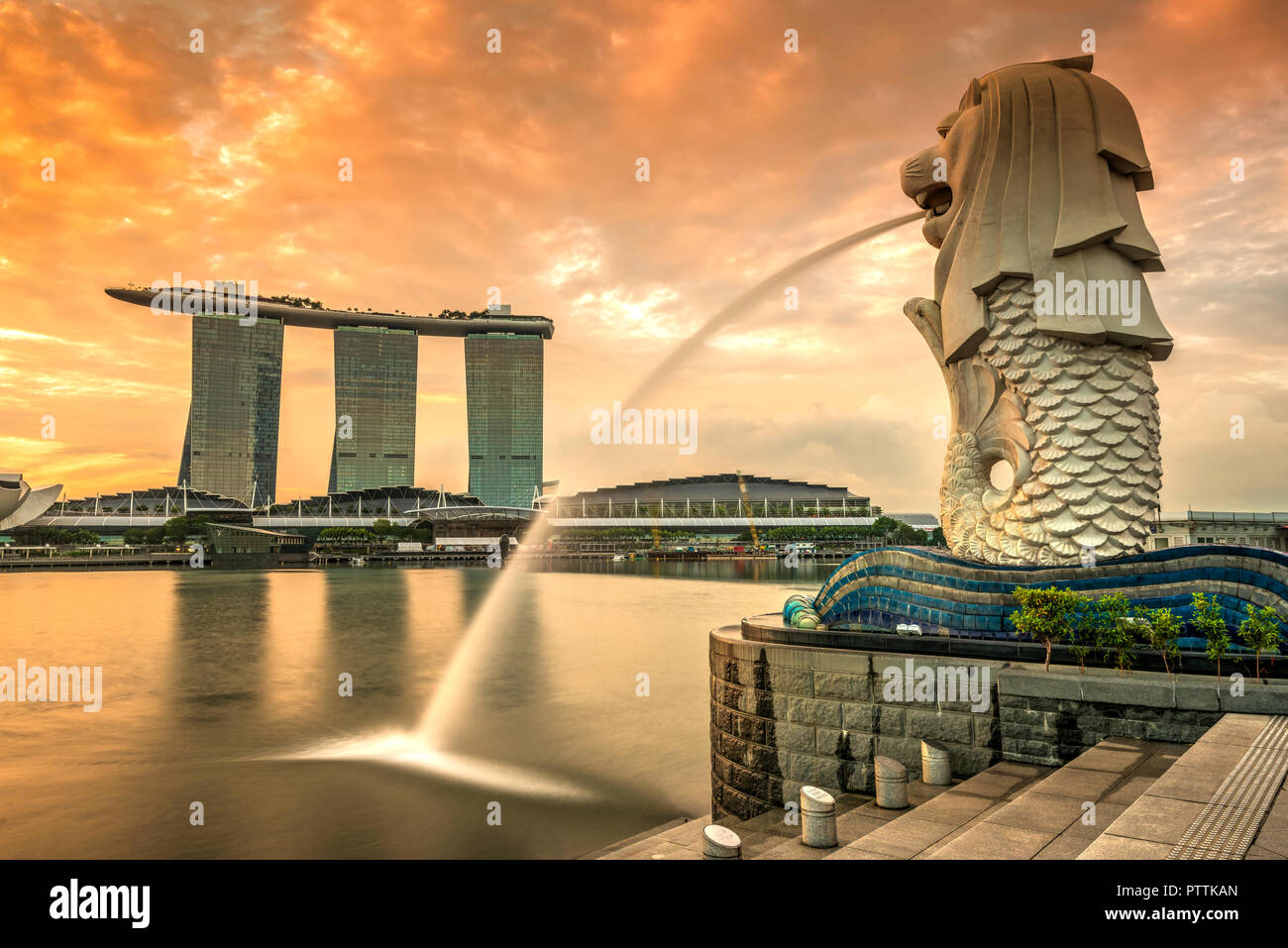 Der Merlion Statue mit Marina Bay Sands, Singapur Stockfoto