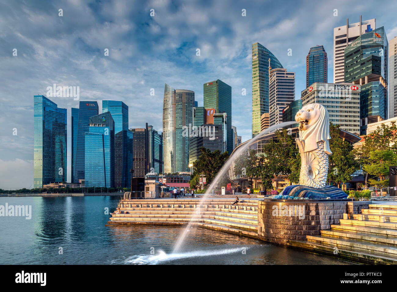 Der Merlion Statue mit Sicht auf die City Skyline im Hintergrund, Marina Bay, Singapore Stockfoto