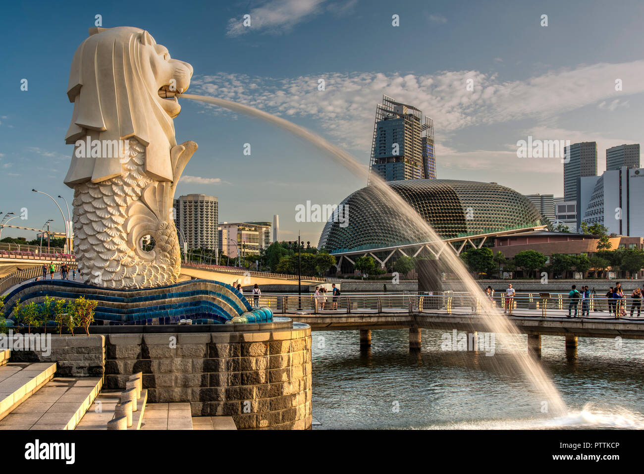 Der Merlion Statue mit Sicht auf die City Skyline im Hintergrund, Marina Bay, Singapore Stockfoto