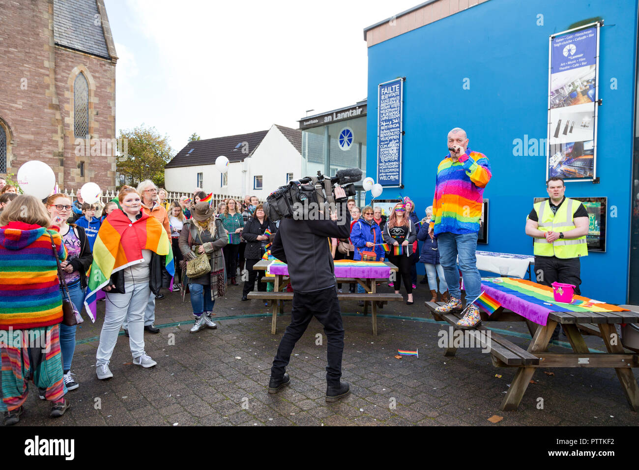 Die ersten historischen Gay Pride Parade, Stornoway, Isle of Lewis, Western Isles, Äußere Hebriden, Schottland, Vereinigtes Königreich Stockfoto