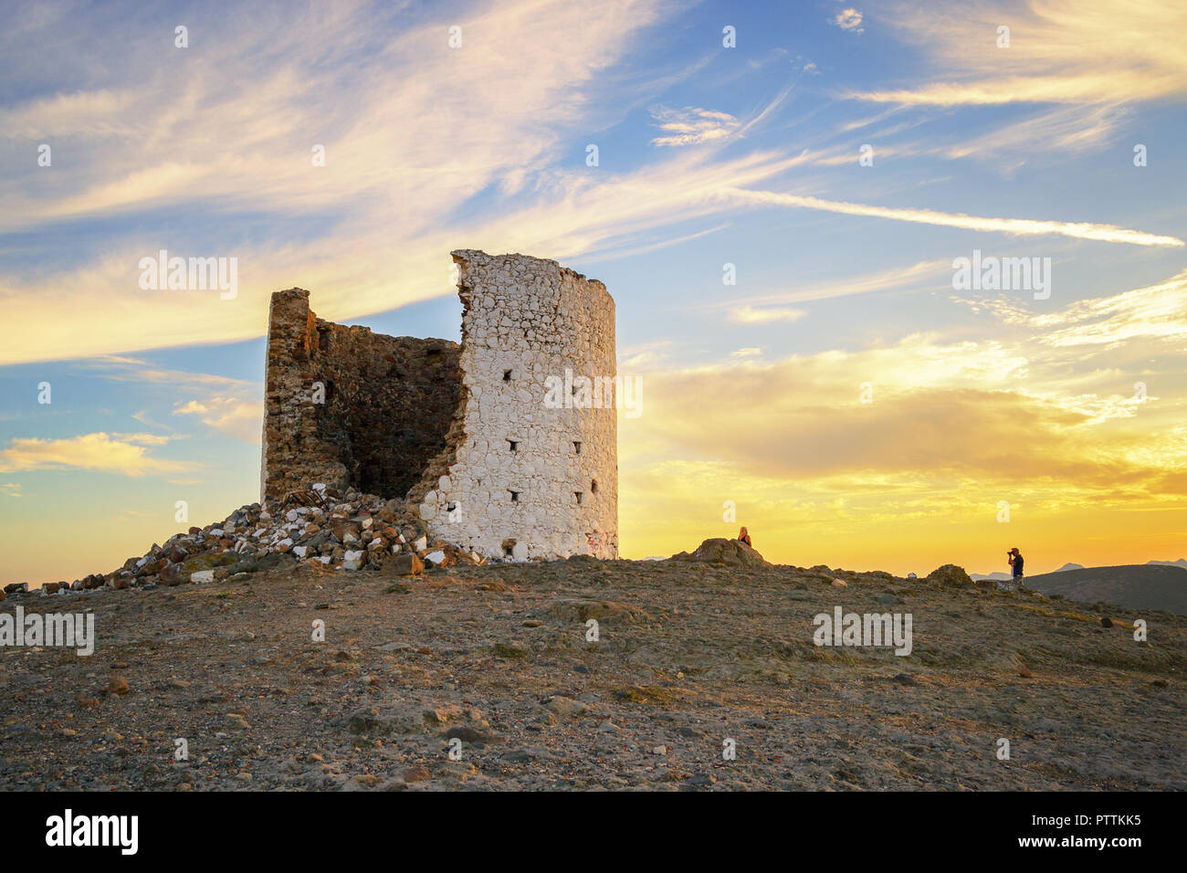 Die Ruine einer alten Windmühle in Bodrum bei Sonnenuntergang Stockfoto