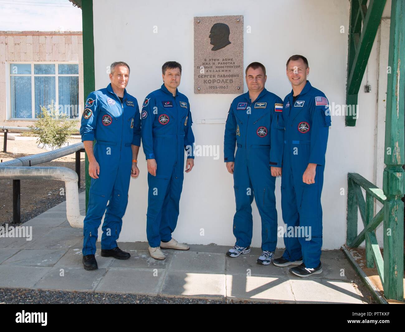 Expedition 57 Prime und Backup crew posieren vor dem Cottage, in dem russischen Raum Symbol und Sergej Koroljow in der Nacht geschlafen, bevor Juri Gagarin ins Leben gerufen wurde der erste Mensch im Weltall auf dem Kosmodrom Baikonur am 6. Oktober in Baikonur, Kasachstan 2018. Von links nach rechts sind Backup crew David Saint-Jacques der Kanadischen Raumfahrtagentur und Oleg Kononenko von Roskosmos und Prime crew Alexey Ovchinin von Roskosmos und Nick Haag der NASA links. Stockfoto
