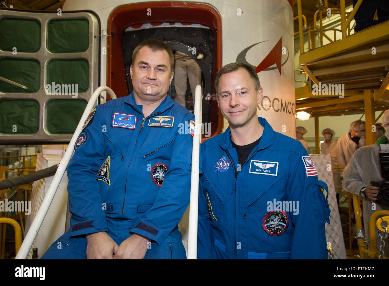 Expedition 57 Crew Kosmonaut Alexej Ovchinin von Roskosmos, Links, und Nick Haag der NASA Posieren vor der Sojus MS-10 Raumschiff in ihren blauen Springen passt am Kosmodrom Baikonur Oktober 6, 2018 in Baikonur, Kasachstan. Die beiden sollen am 11. Oktober an den Start gehen und verbringen die nächsten sechs Monate Leben und Arbeiten an Bord der Internationalen Raumstation. Stockfoto