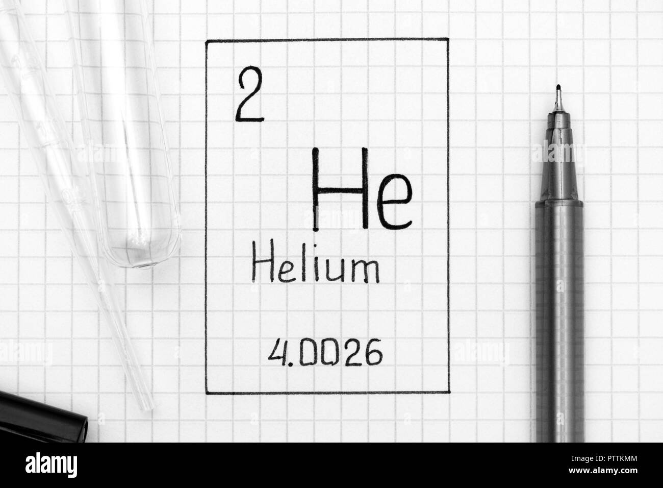 Das Periodensystem der Elemente. Handschrift chemische Element Helium Er mit schwarzem Stift, Reagenzglas und Pipette. Close-up. Stockfoto
