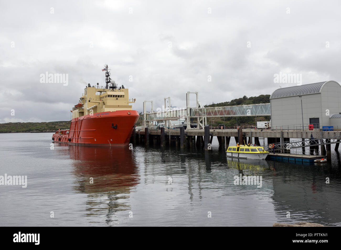Die Gary Chouest Offshore Supply Ship/Tug angedockt an den Hafen von Stornoway, Isle of Lewis, Western Isles, Äußere Hebriden, Schottland, Vereinigtes Königreich Stockfoto