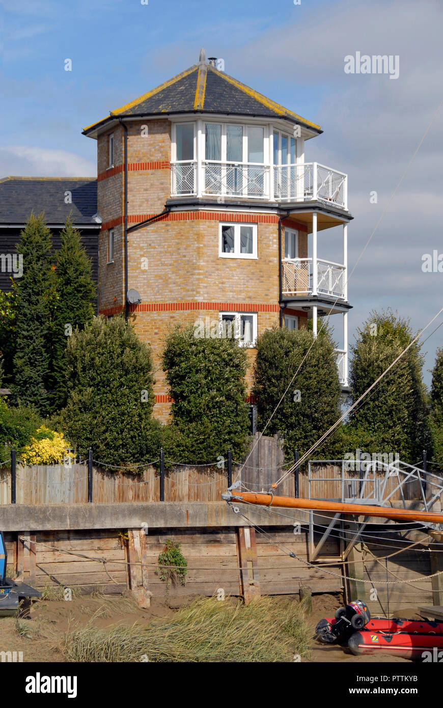 Markante Gebäude am Wasser von Faversham Creek, Faversham, Kent, England Stockfoto