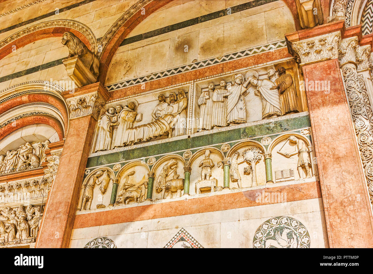 Die schöne Dekorationen und Skulpturen an der Wand der Vorhalle des Doumo Lucca, Italien Stockfoto