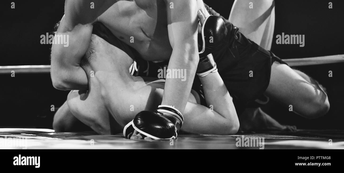 MMA Kämpfer im Ring. Schwarz und Weiß Stockfoto