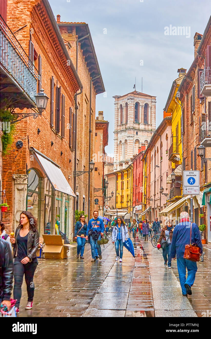 FERRARA, Italien, 30. April 2013: Die mittelalterliche gekrümmten Straßen in der Altstadt sind die wichtigsten Einkaufsstraßen der Stadt, sehr beliebt bei Einheimischen und Touristen Stockfoto